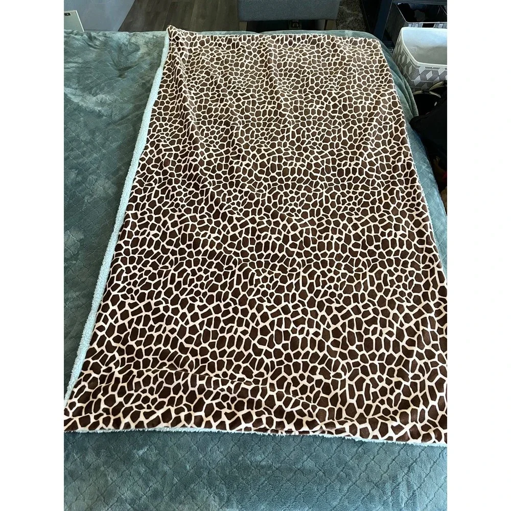 Don't Freak It's Faux for MACC Designs Giraffe Print Sherpa Throw Blanket Blue‎